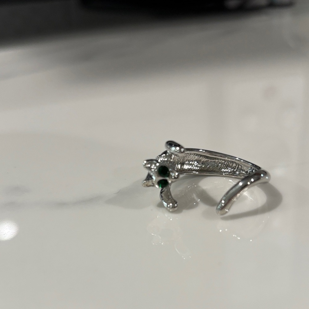 Elegant Silver Cat Wrap Ring with Green Accents